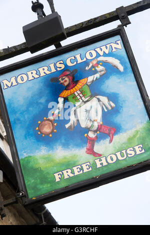 Clown Morris enseigne de pub à Bampton, Oxfordshire, Angleterre Banque D'Images