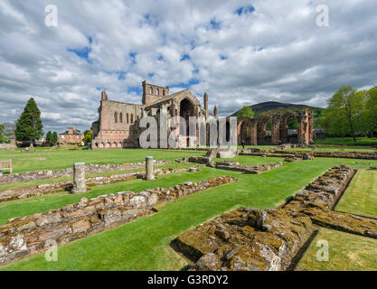Ruines de l'abbaye de Melrose (St Mary's Abbey), un monastère cistercien fondé en 1136 dans la région de Melrose, Scottish Borders, Scotland, UK Banque D'Images