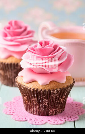 Cupcakes avec deux fleurs rose Banque D'Images