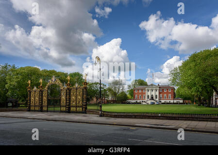 La ville de Warrington Hall Building a été achevé en 1750. D'abord sous le nom de Hall de la Banque, c'est home à de riches d'affaires local. Banque D'Images