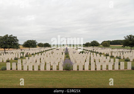 Les rangées de pierres tombales dans la CWGC St Marys Poste de secours avancé Cimetière, Haisnes, Pas de Calais, France. Banque D'Images