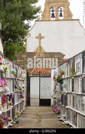 Niches avec des fleurs dans un cimetière Banque D'Images