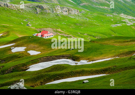 Chalet 'vrai'. C'est une villa construite par l'entreprise Asturiana de Minas, Picos de Europa, Cantabria, Spain, Europe Banque D'Images