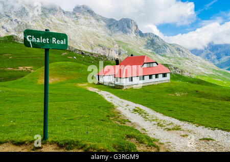 Chalet 'vrai'. C'est une villa construite par l'entreprise Asturiana de Minas, Picos de Europa, Cantabria, Spain, Europe Banque D'Images