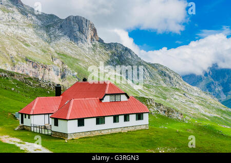 Chalet 'vrai'. C'est une villa construite par l'entreprise Asturiana de Minas, Picos de Europa, Cantabria, Spain, Europe Banque D'Images