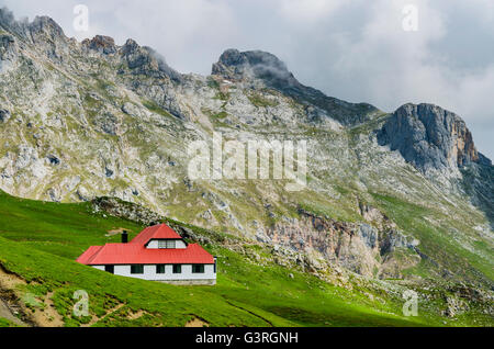 Chalet 'vrai'. C'est une villa construite par l'entreprise Asturiana de Minas, Picos de Europa, Cantabria, Spain, Europe Banque D'Images