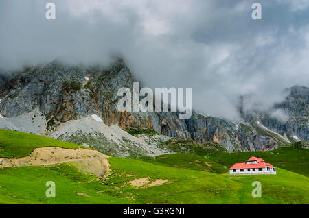 Chalet 'vrai'. C'est une villa construite par l'entreprise Asturiana de Minas, Picos de Europa, Cantabria, Spain, Europe Banque D'Images