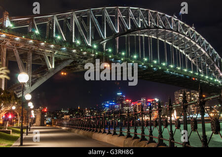 Sydney Harbour Bridge prises par le dessous au pied du pont Banque D'Images