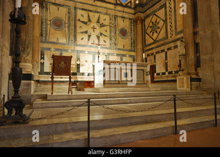 Autel principal. Baptistère de Florence, également connu comme le Baptistère de Saint-Jean, est un édifice religieux à Florence, Toscane, Italie Banque D'Images