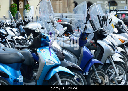 Motos scooters sont un symbole de l'Italie. Florence, Toscane, Italie, Europe Banque D'Images