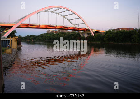 Korean Veterans Blvd Cumberland Bridge Nashville Tennessee River Banque D'Images