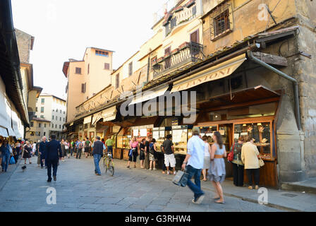 Le Ponte Vecchio, le vieux pont, est une cité médiévale de tympan fermé pierre arcs surbaissés de pont sur l'Arno, à Florence, Italie Banque D'Images