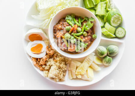 Pâte de piment thaï avec des légumes frais sur fond blanc Banque D'Images