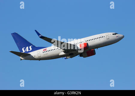 SAS Scandinavian Airlines Boeing 737NG de décollage de l'aéroport de Schiphol Banque D'Images