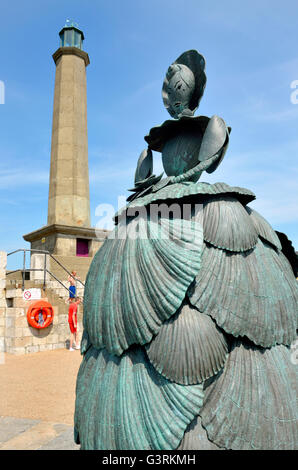 Margate, Kent, Angleterre, Royaume-Uni. Mme Booth, le Shell Dame de Margate (Ann Carrington, 2008) Sculpture par le phare... Banque D'Images