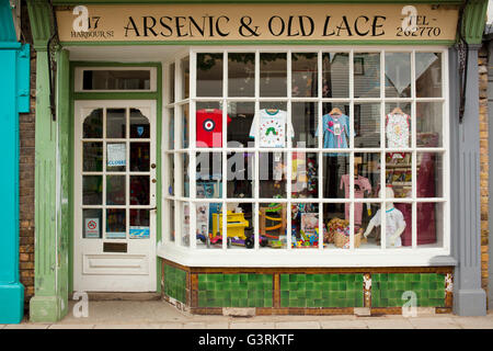 Arsenic et vieilles dentelles boutique de vente au détail indépendants dans Harbour Street, Whitstable, Kent Banque D'Images