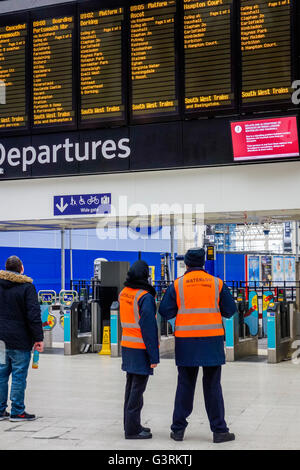 Employés à destination de train à la gare de Waterloo, Londres, Angleterre Banque D'Images