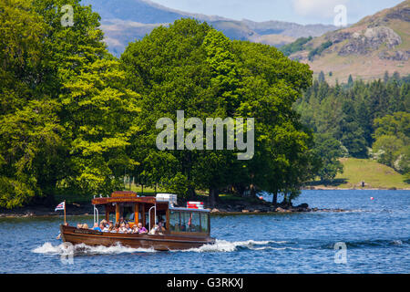 CUMBRIA, UK - 29 MAI 2016 : les touristes profitant d'une croisière sur le magnifique lac Windermere dans le Lake District, le 29 mai 2016. Banque D'Images