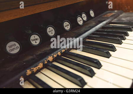 Broken piano antique avec les notes de shed Banque D'Images