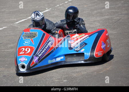 Matt Dix et son partenaire Shaun Parker dans leur side-car à la 2015 Tourist Trophy sur l'Ile de Man, Royaume-Uni Banque D'Images