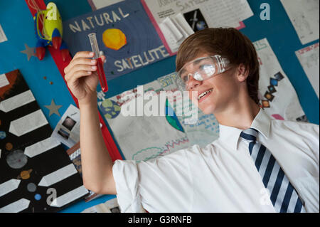 Élève du secondaire qui participent à une expérience de chimie en classe de sciences. L'Angleterre. UK Banque D'Images