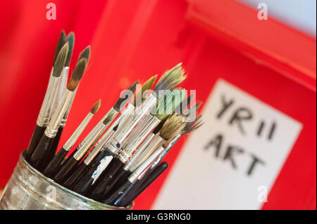 Pinceau pot dans une école département artistique de classe. L'Angleterre. UK Banque D'Images