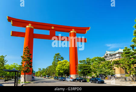 Torii du Sanctuaire Heian à Kyoto Banque D'Images