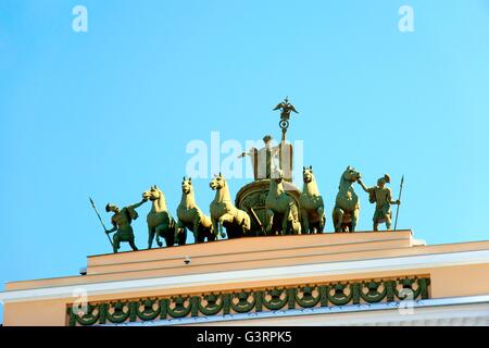 Saint Petersburg en Russie. Statue de bronze de la Victoire de Samothrace et char sur double arch d'état-major général s'appuyant sur la Place du Palais Banque D'Images