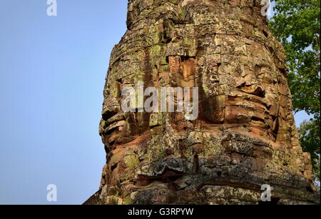 Gros plan sur les visages de Bouddha Sculpté en pierre qui gardaient la porte du temple d'Angkor Ta Promh Banque D'Images