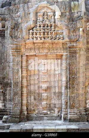 Stone Gate - porte d'entrée sculptée sur Ta Prohm temple bouddhiste ancienne - Cambodge Banque D'Images
