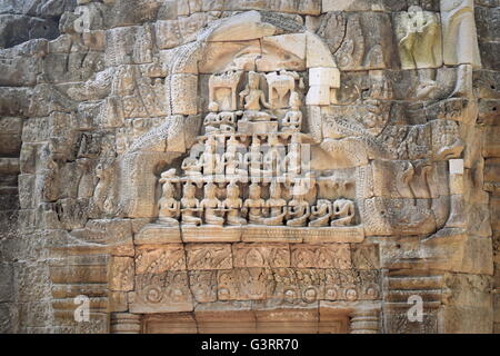 Détail de statues de Bouddha sculptée sur pierre sur le haut de porte à Ta Prohm temple - Cambodge Banque D'Images