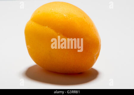 Fruits à l'abricot avec des feuilles isolées sur fond blanc Banque D'Images