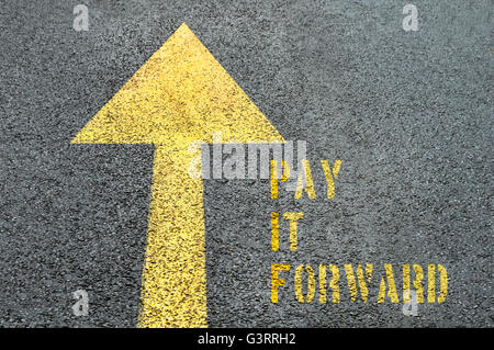 Avant jaune panneau routier avec Pay it Forward mot sur la route asphaltée. Concept d'entreprise. Banque D'Images