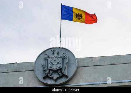 Drapeau et de Moldova sur le bâtiment du gouvernement, la Moldavie, Chisinau (Kischinjow , ,) Banque D'Images