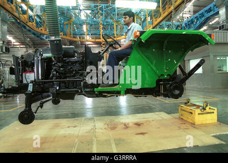 INDE, Pune, entreprise américaine John Deere Tractor Factory, employé travaillant à la chaîne de montage , production du tracteur John Deere 5103 pour le marché indien et pour l'exportation vers l'afrique, l'asie Banque D'Images