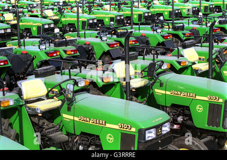 INDE, Pune, usine de tracteurs John Deere, multinationale américaine, production du tracteur John Deere 5103 pour le marché indien et pour l'exportation vers l'afrique et l'asie, lieu de stockage Banque D'Images