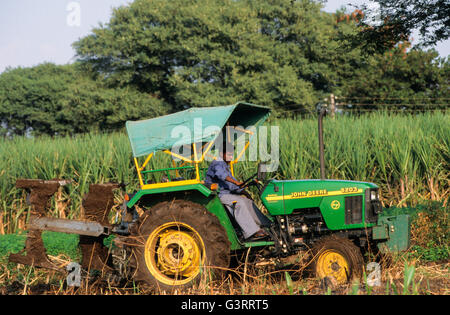 INDE, Pune, concessionnaire de tracteurs John Deere dans le village, tracteur John Deere 5203, formation et démonstration pour les agriculteurs Banque D'Images