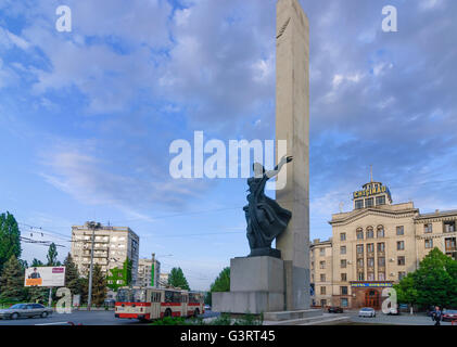 Piata Libertatii ( Place de la libération ) avec monument de la libération du fascisme hitlérien et l'hôtel Chisinau, Moldova, Chisinau , , Banque D'Images