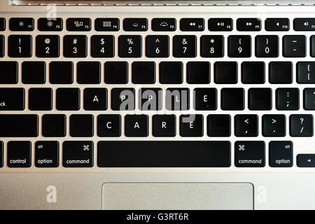 L'Apple Care écrit sur le clavier d'un MacBook Pro. Banque D'Images