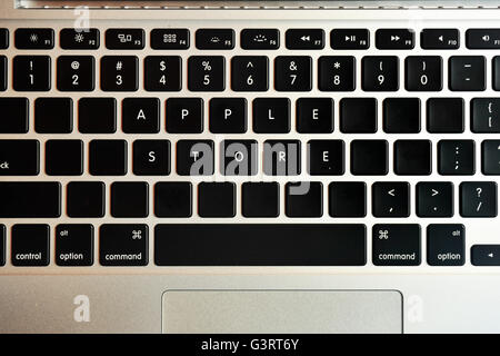 Apple store écrit sur le clavier d'un MacBook Pro. Banque D'Images
