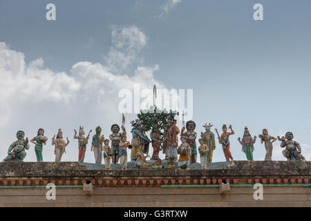 Shiva mariage avec Meenakshi statues dans Kottaiyur. Banque D'Images