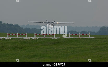 Catalina hydravion atterrissage à l'aéroport de Biggin Hill dans le Kent en Angleterre pour le Festival de vol air show Banque D'Images