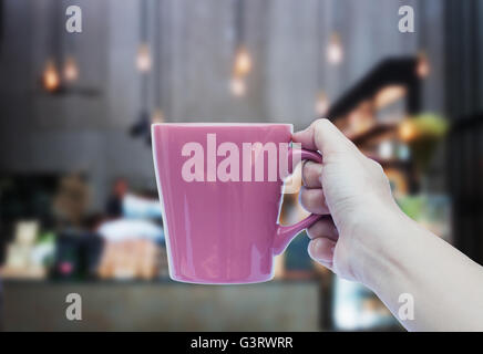 Woman holding Coffee cup avec arrière-plan flou, stock photo Banque D'Images