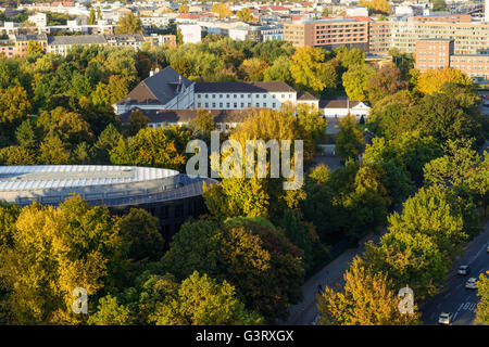 Vue à partir de la colonne de la Victoire : Reference office et château de Bellevue dans le Tiergarten avec des feuilles dans les couleurs de l'automne, Ge Banque D'Images