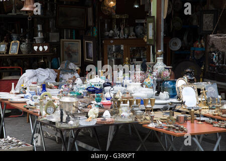 Plein d'antiquités, tableaux, argenterie et autres bibelots knick dans le bazar de Platia Avissinias dans le centre d'Athènes, Grèce. Banque D'Images