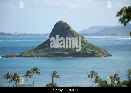 Vue sur Mokoli'i Island et la baie de Kaneohe de high point à Kualoa Ranch Banque D'Images