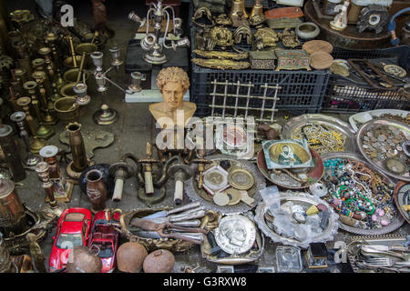 Pièces d'argenterie, bibelots, bibelots, et autres antiquités dans le bazar de Platia Avissinias, dans le centre d'Athènes, Grèce. Banque D'Images