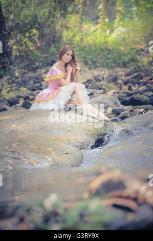 Portrait de l'Asie belle fille en robe de ballet sur la nature Banque D'Images