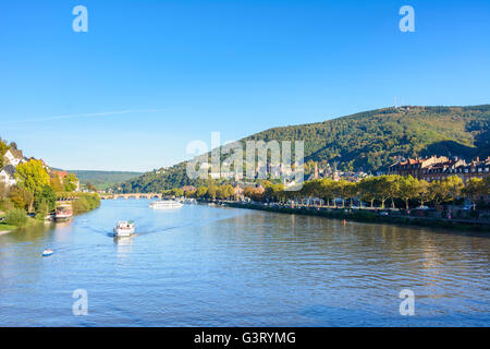 Neckar et des vues sur la vieille ville avec de vieux pont et le château et les navires à passagers et de montagne Königstuhl, Allemagne, Bade Banque D'Images