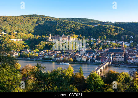 Vue du Schlangenweg à vieille ville avec château, Heiliggeistkirche et Vieux Pont sur le Neckar et la montagne Königstuhl, Allemand Banque D'Images